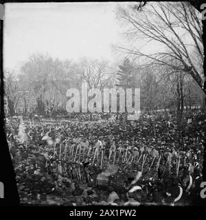 1865 , 4 mars, WASHINGTON , DC , USA : Le deuxième jour d'inauguration du Président les Etats-Unis ABRAHAM LINCOLN ( Big South Fork , KY, 1809 - Washington 1865 ). La photo montre le corbeau. Photo de Alexander GARDNER ( 1821 - 1882 ) - Président della Repubblica - Stati Uniti - USA - CAMPIDOGLIO - CAPITOLIUM - CERIMONIA d'INSEDIAMENTO - folla --- Archivio GBB Banque D'Images