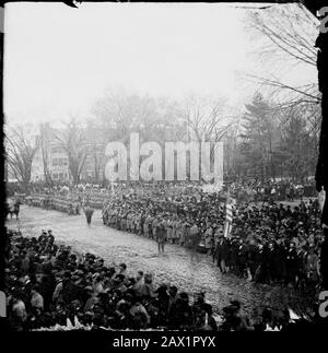 1865 , 4 mars, WASHINGTON , DC , USA : Le deuxième jour d'inauguration du Président les Etats-Unis ABRAHAM LINCOLN ( Big South Fork , KY, 1809 - Washington 1865 ). La photo montre le corbeau. Photo de Alexander GARDNER ( 1821 - 1882 ) - Président della Repubblica - Stati Uniti - USA - CAMPIDOGLIO - CAPITOLIUM - CERIMONIA d'INSEDIAMENTO - folla --- Archivio GBB Banque D'Images