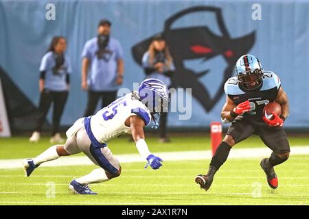 Les Renegades de Dallas qui reviennent à Austin Walter (27) se terminent tout en étant poursuivis par les Battlehawks de St. Louis, angle d'être Wade (35) lors d'un match de football professionnel XFL, le samedi 9 février 2020, au Globe Life Park, Arlington Texas, États-Unis. Les Battlehawks ont vaincu les Renegades 15-9. (Photo par IOS/ESPA-Images) Banque D'Images