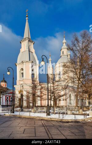 Vue sur la cathédrale Saint-André sur l'île de Vasilievsky. Saint-Pétersbourg. Russie Banque D'Images