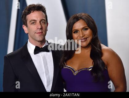 Beverly Hills, États-Unis. 10 février 2020. Mindy Kaling (R) et B.J. Novak arrive pour la fête Des Oscars Vanity Fair au Wallis Annenberg Center for the Performing Arts à Beverly Hills, Californie, le 9 février 2020. Photo de Chris Chew/UPI crédit: UPI/Alay Live News Banque D'Images