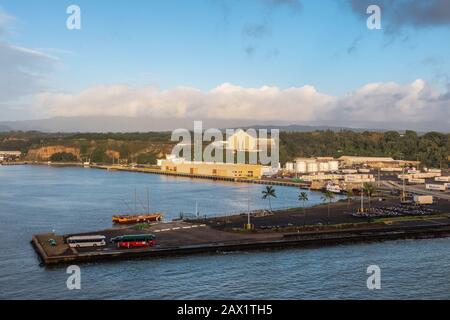 Nawiliwili, Kauai, Hawaï, États-Unis. - 16 janvier 2020: Lumière tôt le matin sur les quais du port avec la cour de conteneurs Matson et Guardian Self Storage Banque D'Images