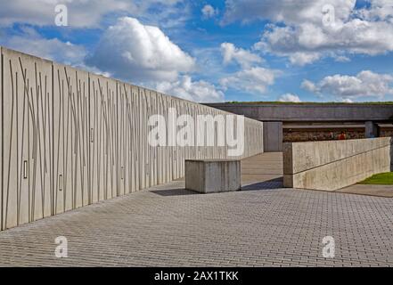 Passerelle en béton à l'extérieur du bâtiment du parlement écossais « Holyrood » à Édimbourg, en Écosse Banque D'Images