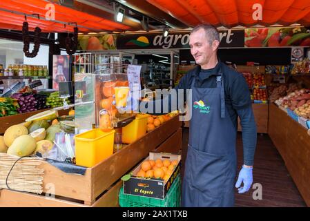 Majorque, Espagne - 8 mai 2019: Homme vendant du jus d'orange frais pressé Banque D'Images