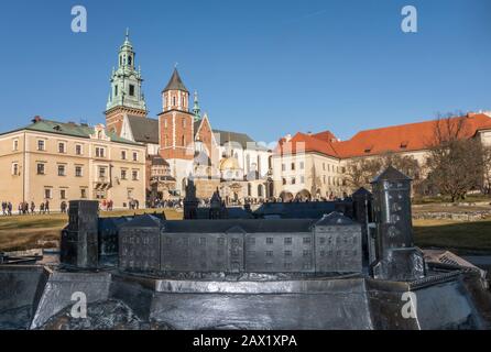 Basilique royale de l'Archcathédrale sur le château royal de Wawel à Cracovie et miniature métallique du château. Pologne, Europe Banque D'Images