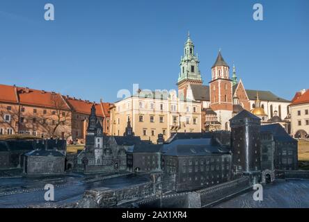 Basilique royale de l'Archcathédrale sur le château royal de Wawel à Cracovie et miniature métallique du château. Pologne, Europe Banque D'Images