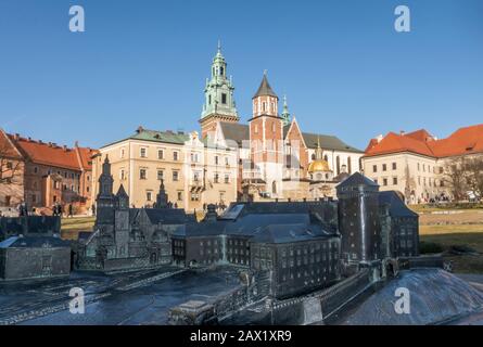 Basilique royale de l'Archcathédrale sur le château royal de Wawel à Cracovie et miniature métallique du château. Pologne, Europe Banque D'Images