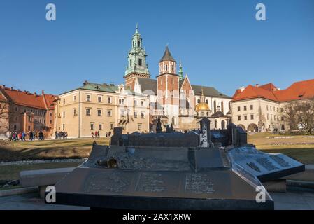 Basilique royale de l'Archcathédrale sur le château royal de Wawel à Cracovie et miniature métallique du château. Pologne, Europe Banque D'Images