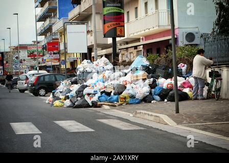 Mondragone, Italie - 24 mars 2010: Urgence des déchets, déchets sur le sol près des poubelles Banque D'Images