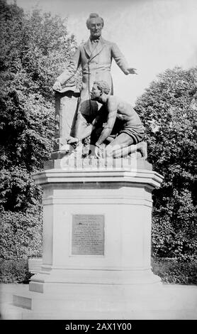 1900 CA , WASHINGTON , DC, USA : Le président américain ABRAHAM LINCOLN ( 1809 - 1865 ) monument , conçu et exécuté par Thomas BALL ( 1819 - 1911 ), Lincoln Park , Washington, D.C. - Stati Uniti - USA - ritratto - portrait - - Abramo - ARTS - ARTE - SCULTORE - SCULPTURE - SCULPTURE - STATUA - STATUE - monument - monumento - EMANCIPAZIONE DALLO SCHIAVISMO - ÉMANCIPATION ---- Archivio GBB Banque D'Images