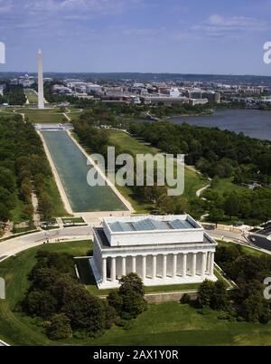 2007 , WASHINGTON , DC, USA : LE PRÉSIDENT DES ÉTATS-UNIS ABRAHAM LINCOLN ( 1809 - 1865 ). Photo de Carol M. Highsmith . National Mall , Lincoln Memorial et Washington Monument , Washington D.C. Le Lincoln Memorial est un mémorial américain construit pour honorer le 16 président des États-Unis , Abraham Lincoln. Il est situé sur le National Mall à Washington, D.C. et a été dédié le 30 mai 1922 . L'architecte était Henry Bacon , le sculpteur de la statue principale ( Abraham Lincoln, 1920 ) était Daniel Chester French , et le peintre des peintures murales intérieures était Jules Guerin . C'est un de plusieurs Banque D'Images