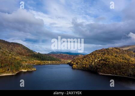 Belle image de paysage drone aérien Automne glorieux soleil d'automne plus de Thirlmere dans Lake District Banque D'Images