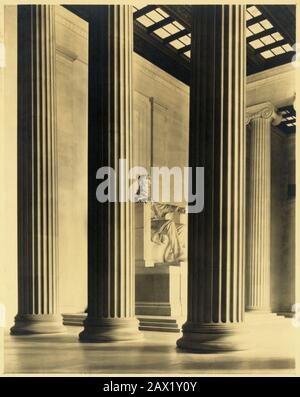 1922 , WASHINGTON , DC, USA : LE PRÉSIDENT DES ETATS-UNIS ABRAHAM LINCOLN ( 1809 - 1865 ). Lincoln Memorial, Washington D.C. photo de Theodor Horydczak ( CA. 1890-1971). Le Lincoln Memorial est un mémorial américain construit pour honorer le 16 président des États-Unis, Abraham Lincoln. Il est situé sur le National Mall à Washington, D.C. et a été dédié le 30 mai 1922 . L'architecte était Henry Bacon , le sculpteur de la statue principale ( Abraham Lincoln, 1920 ) était Daniel Chester French , et le peintre des peintures murales intérieures était Jules Guerin . C'est l'un des nombreux monuments construits pour honorer Banque D'Images