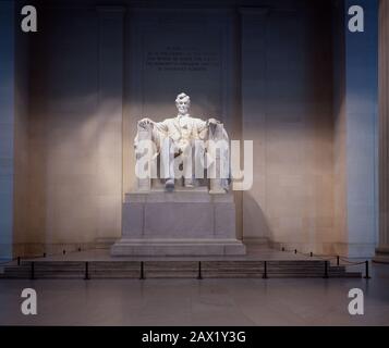 2000 CA , WASHINGTON , DC, États-Unis : la statue française de Daniel Chester d'Abraham Lincoln au Lincoln Memorial, Washington, D.C. . Le président américain ABRAHAM LINCOLN ( 1809 - 1865 ). Photo de Carol M. Highsmith . Lincoln Memorial , Washington D.C. Le Lincoln Memorial est un mémorial américain construit pour honorer le 16 président des États-Unis , Abraham Lincoln. Il est situé sur le National Mall à Washington, D.C. et a été dédié le 30 mai 1922 . L'architecte était Henry Bacon , le sculpteur de la statue principale ( Abraham Lincoln, 1920 ) était Daniel Chester French , et le peintre du Banque D'Images