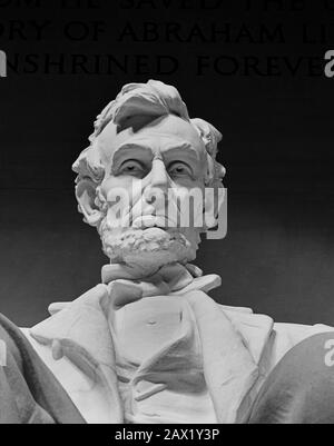 2000 CA , WASHINGTON , DC, États-Unis : la statue française de Daniel Chester d'Abraham Lincoln au Lincoln Memorial, Washington, D.C. . Le président américain ABRAHAM LINCOLN ( 1809 - 1865 ). Photo de Carol M. Highsmith . Lincoln Memorial , Washington D.C. Le Lincoln Memorial est un mémorial américain construit pour honorer le 16 président des États-Unis , Abraham Lincoln. Il est situé sur le National Mall à Washington, D.C. et a été dédié le 30 mai 1922 . L'architecte était Henry Bacon , le sculpteur de la statue principale ( Abraham Lincoln, 1920 ) était Daniel Chester French , et le peintre du Banque D'Images