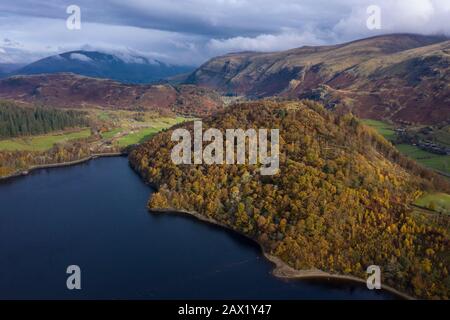 Belle image de paysage drone aérien Automne glorieux soleil d'automne plus de Thirlmere dans Lake District Banque D'Images