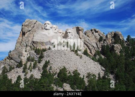 2000 CA , Mont Rushmore près de Keystone , Dakota du Sud , États-Unis : sculpture de Gutzon Borglum du Mémorial du Mont Rushmore -- George Washington, Thomas Jefferson, Roosevelt & Lincoln . Le président américain ABRAHAM LINCOLN ( 1809 - 1865 ). Le monument commémoratif national du mont Rushmore est une sculpture sculptée dans la face en granit du mont Rushmore près de Keystone, au Dakota du Sud, aux États-Unis. Sculpté par Gutzon Borglum et son fils danois-américain, Lincoln Borglum , le mont Rushmore présente des sculptures de 18 m ( 60 pieds ) des chefs de quatre présidents des États-Unis . Photo de Carol M. Highsmith - Stati Banque D'Images