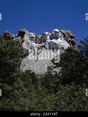 2000 CA , Mont Rushmore près de Keystone , Dakota du Sud , États-Unis : sculpture de Gutzon Borglum du Mémorial du Mont Rushmore -- George Washington, Thomas Jefferson, Roosevelt & Lincoln . Le président américain ABRAHAM LINCOLN ( 1809 - 1865 ). Le monument commémoratif national du mont Rushmore est une sculpture sculptée dans la face en granit du mont Rushmore près de Keystone, au Dakota du Sud, aux États-Unis. Sculpté par Gutzon Borglum et son fils danois-américain, Lincoln Borglum , le mont Rushmore présente des sculptures de 18 m ( 60 pieds ) des chefs de quatre présidents des États-Unis . Photo de Carol M. Highsmith - Stati Banque D'Images