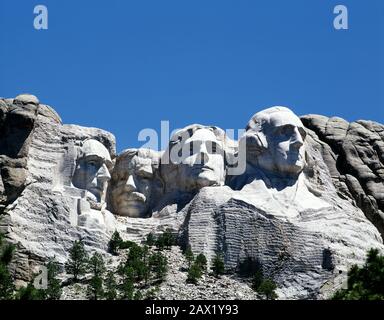 2000 CA , Mont Rushmore près de Keystone , Dakota du Sud , États-Unis : sculpture de Gutzon Borglum du Mémorial du Mont Rushmore -- George Washington, Thomas Jefferson, Roosevelt & Lincoln . Le président américain ABRAHAM LINCOLN ( 1809 - 1865 ). Le monument commémoratif national du mont Rushmore est une sculpture sculptée dans la face en granit du mont Rushmore près de Keystone, au Dakota du Sud, aux États-Unis. Sculpté par Gutzon Borglum et son fils danois-américain, Lincoln Borglum , le mont Rushmore présente des sculptures de 18 m ( 60 pieds ) des chefs de quatre présidents des États-Unis . Photo de Carol M. Highsmith - Stati Banque D'Images