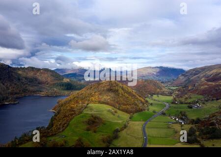 Belle image de paysage drone aérien Automne glorieux soleil d'automne plus de Thirlmere dans Lake District Banque D'Images