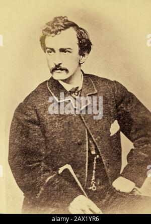 1865 : L'acteur John Wilkes Booth ( 1838 - 1865 ) , tueur du président américain ABRAHAM LINCOLN ( Big South Fork , KY, 1809 - Washington 1865 ). Ce portrait apparaît également sur l'affiche souhaitée '$ 100,000 récompense! Le Meurtrier de notre ancien président bien-aimé, Abraham, Lincoln ...'- Presidente della Repubblica - Stati Uniti - USA - ritratto - portrait - cravatta - tie - collier - colletto - Abramo - assassinio - tueur - assassinio - omicidio - bafi - moustache ---- Archivio GBB Banque D'Images