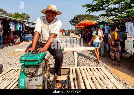 Un Chauffeur De Train Sur Le Bamboo Railway (Norry) , Battambang, Cambodge. Banque D'Images