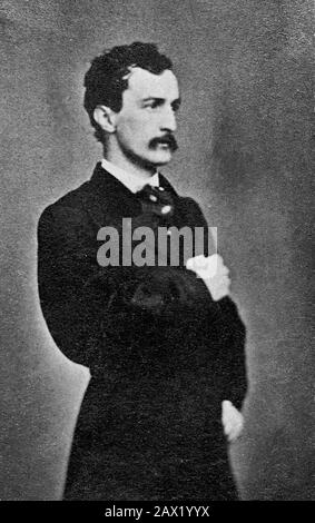 1865 : L'acteur John Wilkes Booth ( 1838 - 1865 ) , tueur du président américain ABRAHAM LINCOLN ( Big South Fork , KY, 1809 - Washington 1865 ). Ce portrait apparaît également sur l'affiche souhaitée '$ 100,000 récompense! Le Meurtrier de notre ancien président bien-aimé, Abraham, Lincoln ...'- Presidente della Repubblica - Stati Uniti - USA - ritratto - portrait - cravatta - tie - collier - colletto - Abramo - assassinio - tueur - assassinio - omicidio - bafi - moustache ---- Archivio GBB Banque D'Images