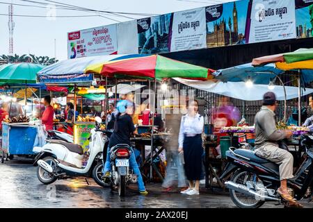 Vente De Nourriture De Rue Au Marché De Nuit, Battambang, Cambodge. Banque D'Images