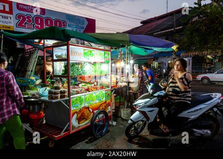 Vente De Nourriture De Rue Au Marché De Nuit, Battambang, Cambodge. Banque D'Images