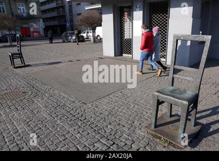 Cracovie. Cracovie. Pologne. Ancien ghetto de Cracovie dans le quartier de Podgorze. La place des Héros du ghetto avec le mémorial sous forme de chaises sculptées. Banque D'Images