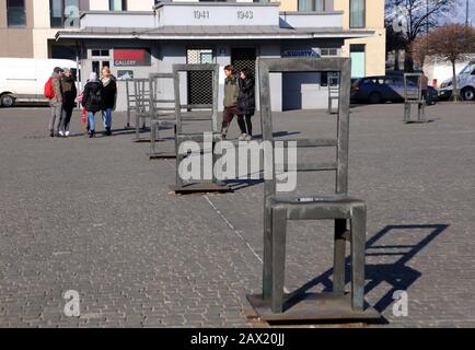 Cracovie. Cracovie. Pologne. Ancien ghetto de Cracovie dans le quartier de Podgorze. La place des Héros du ghetto avec le mémorial sous forme de chaises sculptées. Banque D'Images