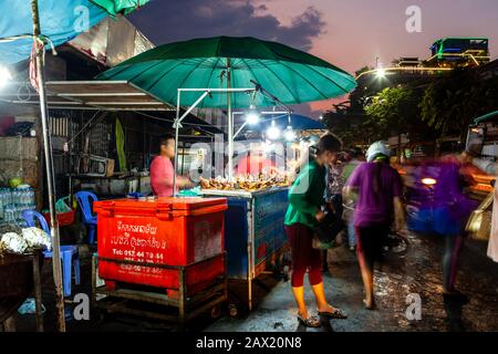 Vente De Nourriture De Rue Au Marché De Nuit, Battambang, Cambodge. Banque D'Images