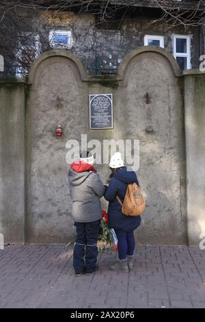 Cracovie. Cracovie. Pologne. Ancien ghetto de Cracovie dans le quartier de Podgorze. La dernière section restante du mur ghetto original à la rue Lwowska. Banque D'Images