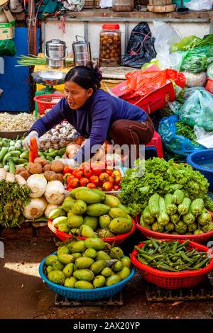 Fruits Et Légumes À Vendre Sur Le Marché De Psar Nath (Marché Central), Battambang, Cambodge. Banque D'Images