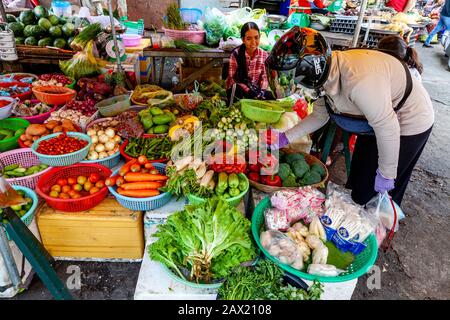 Légumes Frais À Vendre Sur Le Marché De Psar Nath (Marché Central), Battambang, Cambodge. Banque D'Images