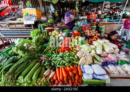 Légumes Frais À Vendre Sur Le Marché De Psar Nath (Marché Central), Battambang, Cambodge. Banque D'Images