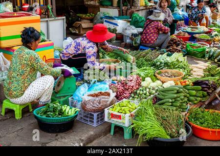 Légumes Frais À Vendre Sur Le Marché De Psar Nath (Marché Central), Battambang, Cambodge. Banque D'Images