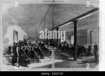 1865, Etats-Unis: Scène dans la salle de tribunal dans l'ancien bâtiment pénitentiaire, Washington, D.C., pendant le procès des conspirateurs ... Harold , Arnold , McLaughlin , Mudd et Mary Surratt , devant la commission militaire . Illustration de la gravure du JOURNAL ILLUSTRÉ DU magazine FRANK LESLIEE , 3 juin 1865 . Mary SURRATT ( 1820 - 1865 ) l'un des conspirateurs Lincoln condamnés à mort . Le président américain ABRAHAM LINCOLN ( 1809 - 1865 ). Mary Elizabeth Jenkins Surratt ( mai 1823 – 7 juillet 1865 ) était propriétaire d'une pension américaine qui a été reconnue coupable de prendre part au complac Banque D'Images