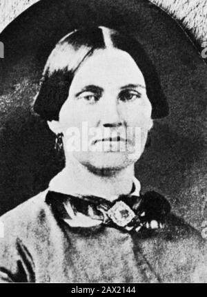 1860 CA, USA : MARY SURRATT ( 1820 - 1865 ) l'un des conspirateurs Lincoln condamnés à mort . Le président américain ABRAHAM LINCOLN ( 1809 - 1865 ). Mary Elizabeth Jenkins Surratt ( mai 1823 – 7 juillet 1865 ) était propriétaire d'une pension américaine qui a été reconnue coupable de participer au complot pour assassiner le président Abraham Lincoln. Condamnée à mort, elle a été pendue, devenant la première femme exécutée par le gouvernement fédéral des États-Unis. Elle était la mère de John H. Surratt, Jr., qui a été plus tard jugée, mais n'a pas été reconnue coupable de l'assassinat. - Président Della Repubblica - Stat Banque D'Images