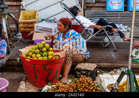 Une Femme Vend Des Oranges Au Marché De Psar Nath (Marché Central), Battambang, Cambodge. Banque D'Images