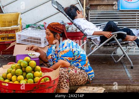 Une Femme Vend Des Oranges Au Marché De Psar Nath (Marché Central), Battambang, Cambodge. Banque D'Images