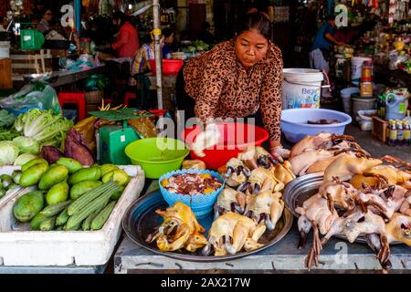 Poulet Frais Et Canards À Vendre Sur Le Marché De Psar Nath (Marché Central}, Battambang, Cambodge. Banque D'Images