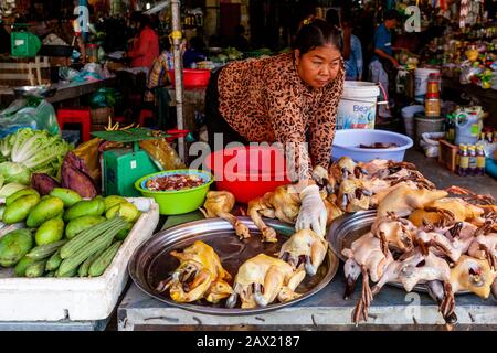 Poulet Frais Et Canards À Vendre Sur Le Marché De Psar Nath (Marché Central}, Battambang, Cambodge. Banque D'Images