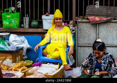 Un Travailleur Féminin Au Marché De Psar Nath, Battambang, Au Cambodge. Banque D'Images