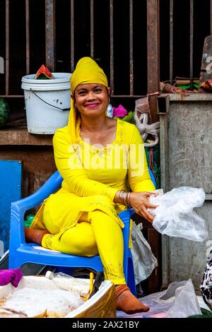 Un Travailleur Féminin Au Marché De Psar Nath, Battambang, Au Cambodge. Banque D'Images