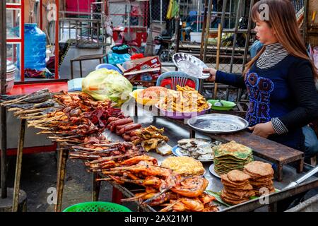 Street Food For Sale, Battambang, Cambodge. Banque D'Images