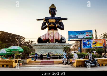 Ta Dumbong Kro Aung Statue, Battambang, Cambodge. Banque D'Images