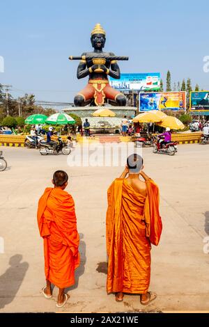 Un Groupe De Monks À La Statue De Ta Dumbong Kro Aung, Battambang, Cambodge. Banque D'Images