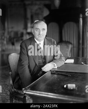 1927 , 14 mars , WASHINGTON , États-Unis : l'écrivain français , poète , dramatiste et politicien PAUL CLAUDEL ( 1868 - 1955 ), photo de National photo Company , États-Unis . Était le plus jeune frère de la femme sculpteur Camille Claudel . Il était le plus célèbre pour ses drames verset, Qui transmettent souvent son catholicisme dévoré .- SCRITTRICE - SCRITTORE - POETA - POÉSIE - POESIA - LETTERATURA - LITTÉRATURE - letterato - ritratto - portrait - bureau - scrivania - scrittoio - TEATRO - THÉÂTRE - diplomatico - diplomatique - poliso - politica - Archivio GBB Banque D'Images