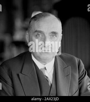 1927 , 14 mars , WASHINGTON , États-Unis : l'écrivain français , poète , dramatiste et politicien PAUL CLAUDEL ( 1868 - 1955 ), photo de National photo Company , États-Unis . Était le plus jeune frère de la femme sculpteur Camille Claudel . Il était le plus célèbre pour ses drames verset, Qui transmettent souvent son catholicisme dévoré .- SCRITTRICE - SCRITTORE - POETA - POÉSIE - POESIA - LETTERATURA - LITTÉRATURE - letterato - ritratto - portrait - tie - cravatta - baffi - moustache - TEATRO - THÉÂTRE - diplomatico - diplomatie - poliso - politica ------------------------------------ Archivio GBB Banque D'Images